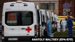 Черга машин швидкої допомоги до одгієї з лікарень Санкт-Петербурга, Росія, 27 квітня 2020 року