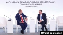 Армения -- премьер-министр Армении Никол Пашинян (слева) и министр иностранных дел Зограб Мнацаканян выступают на ежегодной конференции дипломатического корпуса Армении, Ереван, 27 августа 2019 г․