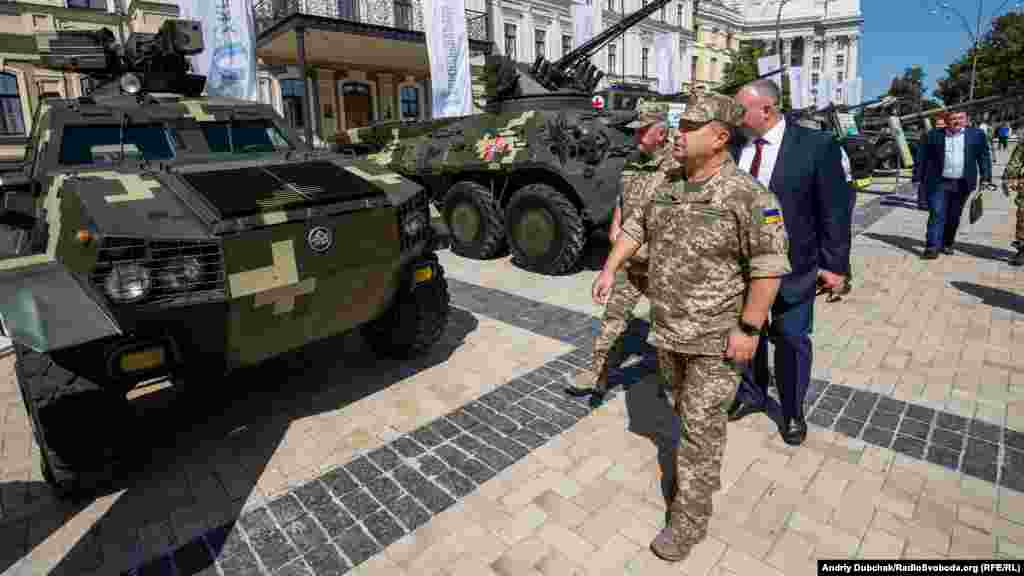 Міністр оборони України Степан Полторак оглядає бронетехніку представлену на виставці