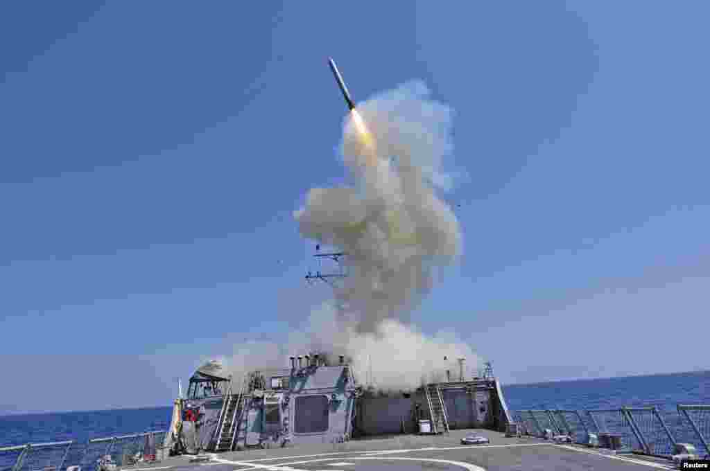 Корабель ВМС США запускає ракету «Томагавк» у Середземному морі в березні 2011 року.Незрозуміло, як Україна скористається зброєю, яка зазвичай запускається з кораблів або підводних човнів. «Томагавки» можна запускати з деяких літаків, але український керманич визнав у розмові з журналістами, що «Томагавки» «нелегко використовувати» без стратегічних бомбардувальників, якими Київ не володіє