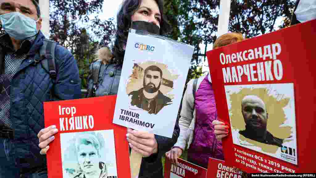 Тимур Ібрагімов є фігурантом другої Бахчисарайської &laquo;справи Хізб ут-Тахрір&raquo;. Російські силовики заарештували його в жовтні 2017 року. Захисники кримчан, яких обвинувачують у причетності до забороненої в Росії ісламської організації, вважають справи мотивованими за релігійною ознакою. Переселенець Олександр Марченко в лютому 2019 року поїхав до окупованого Донецька, щоб забрати свій автомобіль. Представники угруповання &laquo;ДНР&raquo; затримали його і силою вивезли до Росії за звинуваченням у нібито контрабанді. Зараз Марченко перебуває в СІЗО Краснодарського краю. Крім статті про контрабанду, йому інкримінують шпигунство &ndash; стаття передбачає до 20 років позбавлення волі. Російський правозахисний центр &laquo;Меморіал&raquo; визнав Марченко політв&#39;язнем &nbsp;