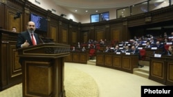Премьер-министр Никол Пашинян в парламенте (архив)
