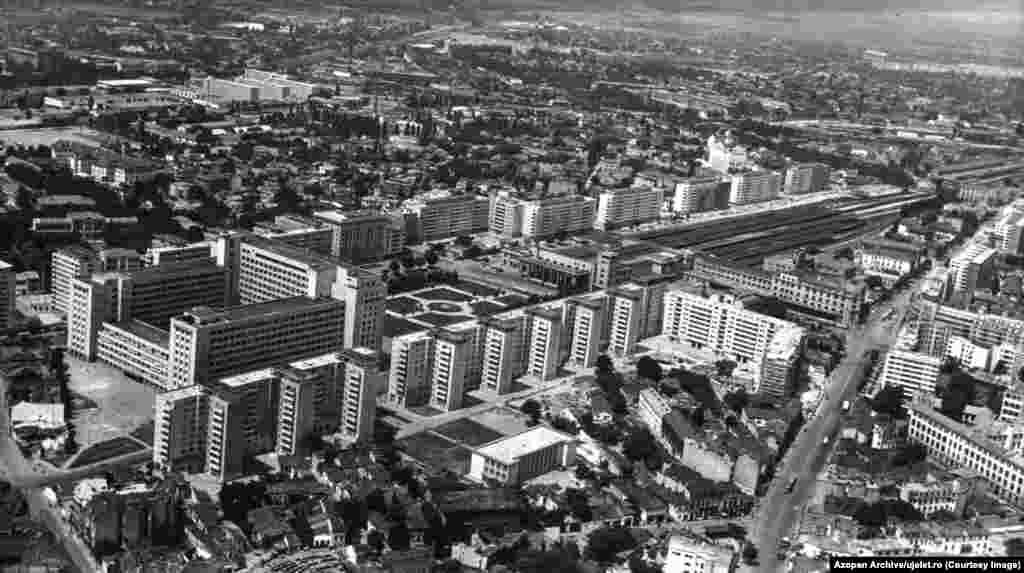 An aerial view of Bucharest’s Gare du Nord train station Edgar Szocs, who created the online archive, told RFE/RL that the idea came after he learned about dozens of boxes of photos taken by Uj Elet photographers languishing in a library in Romania’s Transylvania region. 