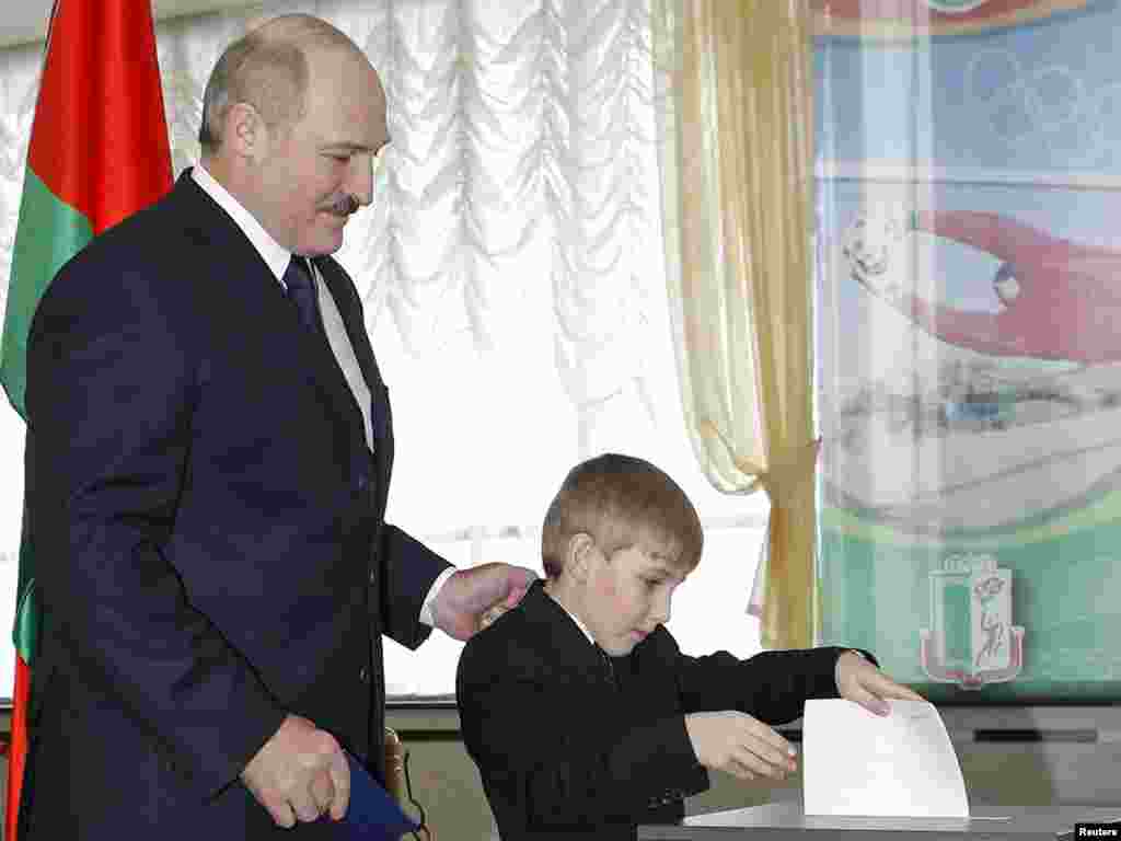 Лукашенко і Коля голосують за президента, грудень 2010 року