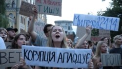 Oraq ayınıñ 22-nde aqşam Kıyivde qabarcılıqqa qarşı küreş sistemasınıñ mustaqilliginiñ yoq etilmesine qarşı narazılıq aktsiyaları