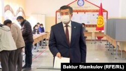 د رایو مرکزونه په ځایي وخت سهار اته بجې پرانیستل شول او د ماښام تر ۸ بجو به پرانیستي وي.