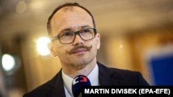 Народні депутати зустріли його звіт за трибуною парламенту оплесками