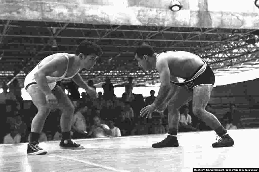 1965-ci ilin avqustu. İsrail və İrandan güləşçilər Təl-Əvivdə yeddinci Makkabi Oyunlarında. Oyunlar dörd ildən bir, bütün dünyadan yəhudi atletlər üçün keçirilir.Yəhudilər İranda min illər boyunca yaşayıblar. 1970-ci illərdə İranda 100 minədək yəhudi yaşayıb. 2012-ci ildə onların sayı cəmi 8 min 756 olub.