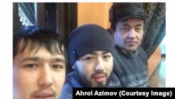 Ахрал Азимов уулдары Аброр жана Акрам менен. Сүрөт Ахрал Азимовдун "Фейсбуктагы" баракчасынан алынган.