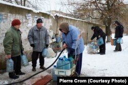 Первомайськ, 30 грудня 2015 року. Місцеві жителі набирають питну воду