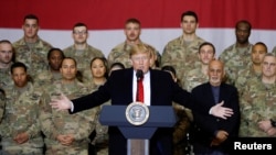 Дональд Трамп виступає перед військами США під час неоголошеного візиту на авіабазу Баграм поблизу Кабула, 28 листопада 2019 року