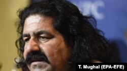 علي وزیر د سېپټېمبر پر نهمه نېټه له زندانه روغتون ته انتقال شوی وو. پخوانی انځور