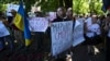 Учасники акції «Прощання із м’ясником» біля пам’ятника маршалу Георгію Жукову в Харкові, 19 травня 2019 року