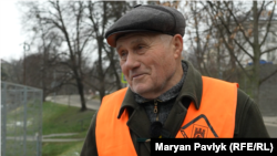 Микола Юрченко, біженець з Херсонщини. Один із найкращих двірників Львова