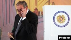 Армения - Первый президент Армении Левон Тер-Петросян во время голосования на парламентских выборах, Ереван, 6 мая 2012 г.․