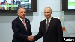 Посланець президента США Дональда Трампа Стів Віткофф тисне руку очільнику Росії Володимиру Путіну у Санкт-Петербурзі. Росія, 11 квітня 2025 року