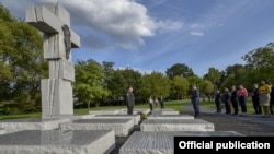 Президент України Петро Порошенко разом з українською делегацією під час візиту до Варшави на саміт НАТО поклав квіти до Пам’ятника жертвам Волинської трагедії. Варшава, 8 липня 2016