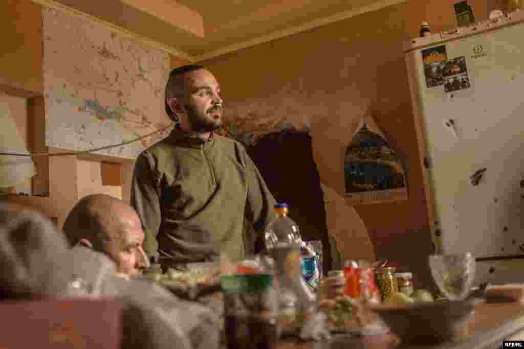 Солдат із позивним «Нестор» стоїть на кухні. Він корінний росіянин, і його рішення воювати на боці України може здатися незвичним, але це не унікальний випадок.