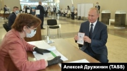 Վլադիմիր Պուտինը մասնակցում է սահմանադրական բարեփոխումների հանրաքվեին, Մոսկվա, 1 հուլիսի, 2020թ. 