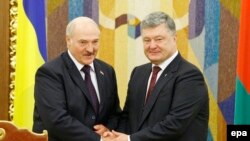 Прэзыдэнты Беларусі і Ўкраіны Аляксандар Лукашэнка (зьлева) і Пятро Парашэнка