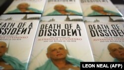 Обкладинка книжки «Смерть дисидента» про отруєння Литвиненка