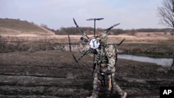 Оператор БПЛА на фронті в Україні Фото: AP