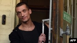 Петро Павленський виходить з будівлі суду. Москва, 8 червня 2016 року