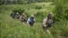 Президент України Володимир Зеленський (на фото в голубій сорочці) під час поїздки до лінії фронту на Луганщині, 27 травня 2019 року
