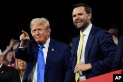 Дональд Трамп і кандидат у віце-президенти від Республіканської партії, сенатор Джей Д. Венс на Національного з’їзді Республіканської партії . 16 липня 2024 року, у Мілуокі