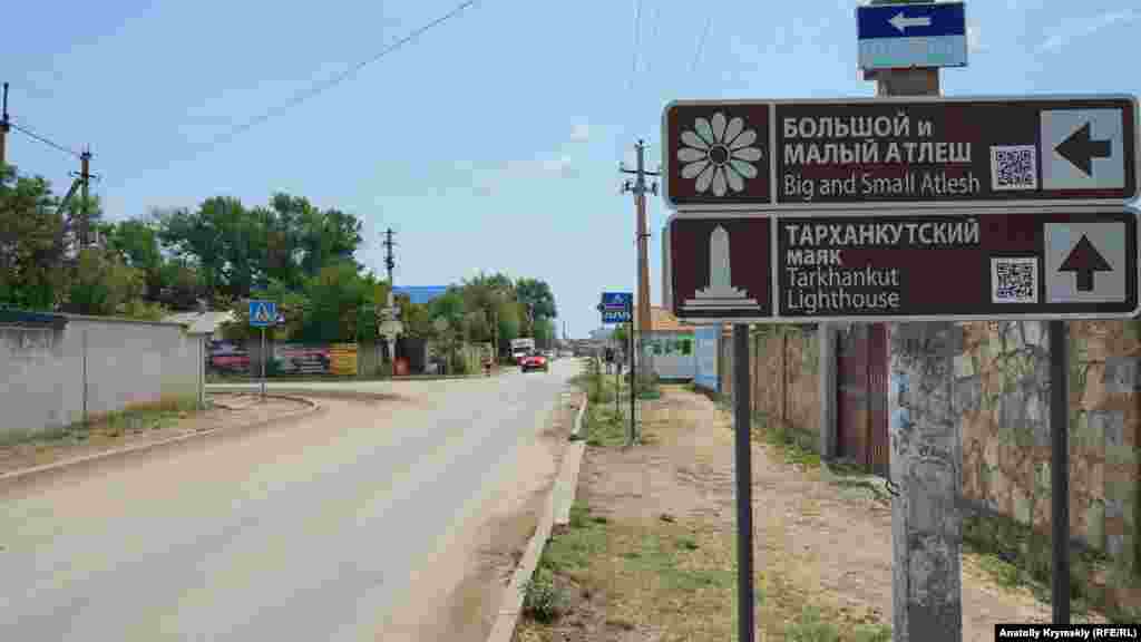 Головні пам'ятки півострова Тарханкут розташовані в кількох кілометрах від Оленівки