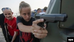 Ukrainian servicemen train civilian defense volunteers in the southeastern Ukrainian city of Mariupol. (file photo)
