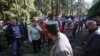 Мясцовыя жыхары даводзяць работнікам лесагаспадаркі, чаму патрэбна захаваць лес