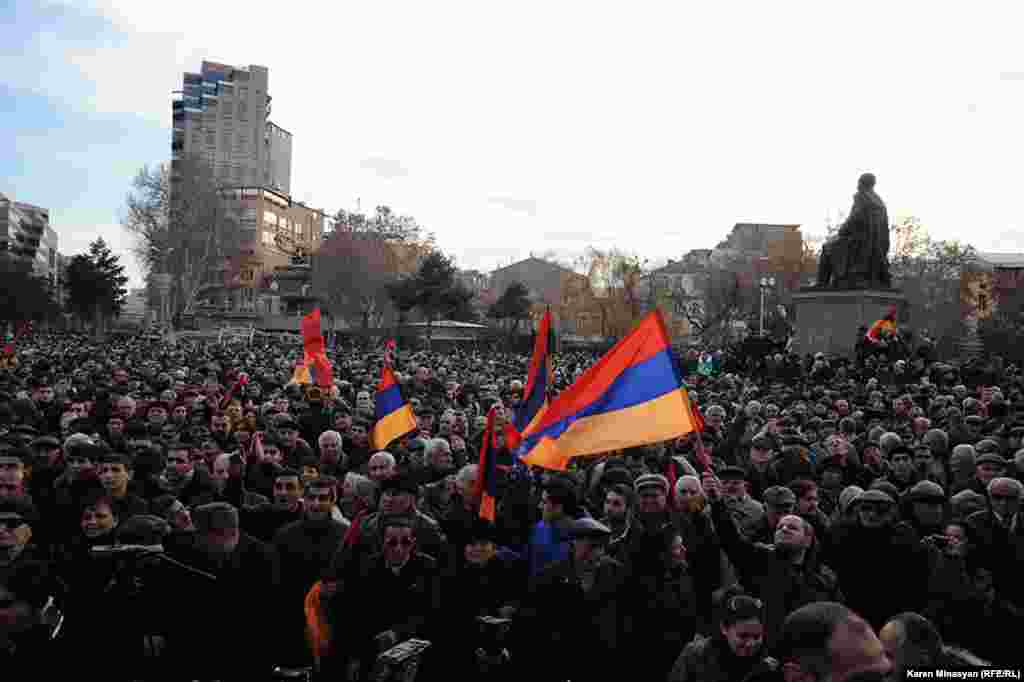 Hovhannisian-ın tərəfdarları Yerevanda etiraz aksiyasında. 20 fevral 2013