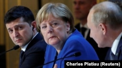 Ukrayna prezidenti Volodimir Zelenski, Almaniya kansleri Angela Merkel və Rusiya prezidenti Vladimir Putin 2019-cu ildə Paris sammitdən sonra birgə mətbuat konfransında.