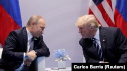 Президент США Дональд Трамп (праворуч) і президент Росії Володимир Путін під час двосторонньої зустрічі на саміті «Групи двадцяти» (G20). Німеччина, Гамбург, 7 липня 2017 року. Архівне фото