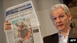 Великобритания - основатель веб-сайта WikiLeaks Джулиан Эссендж на пресс-конференции. Лондон, 26 июля 2010 г. 