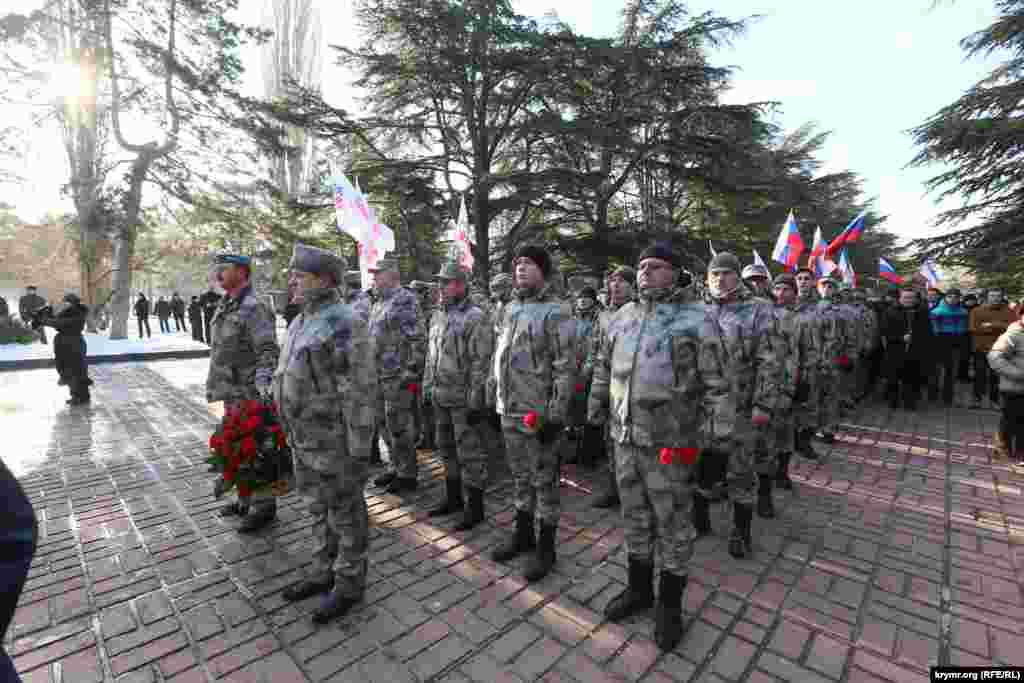 Крымскую «самооборону» одели в новую форму, 20 февраля 2015 года