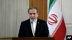 د ایران د بهرنیو چارو وزیر سید عباس عراقچي خبري غونډې ته وینا کوي - انځور له ارشیفه.