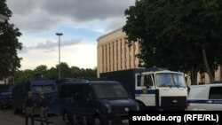 Міліцэйская тэхніка каля адміністрацыі прэзыдэнта ў цэнтры Менску