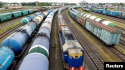 Вид на железнодорожные вагоны, иллюстративное фото 