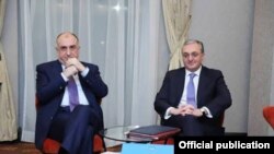 Министры иностранных дел Армении и Азербайджана - Зограб Мнацаканян (справа) и Эльмар Мамедъяров (архив)