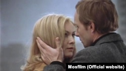 Intimate scenes from the popular Soviet-era movie The Irony of Fate, Or Enjoy Your Bath! seem to have fallen foul of the censor in Tajikistan. 