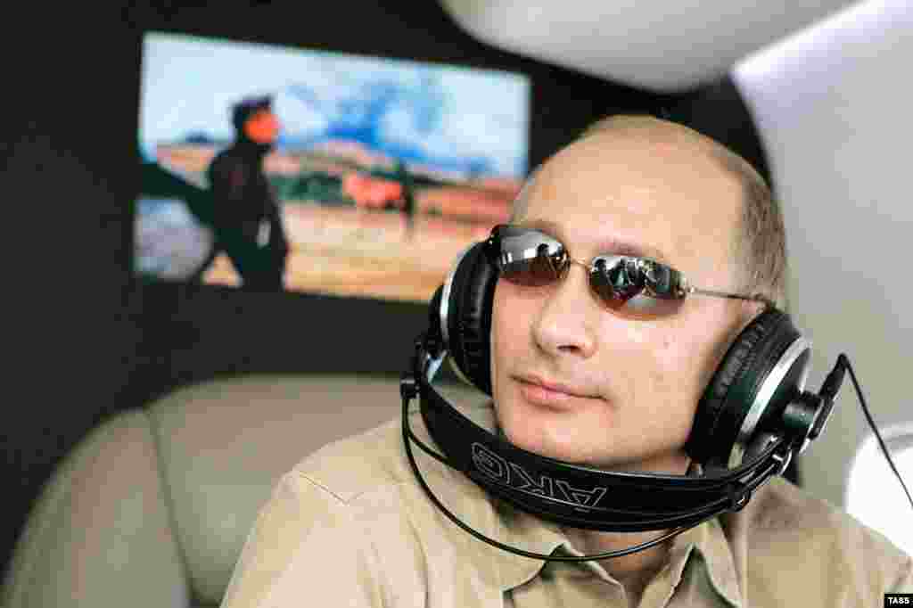 Володимир Путін у салоні вертольота під час польоту 2007 року. Згідно з доповіддю російської опозиції, Путін користується 15 ґвинтокрилами