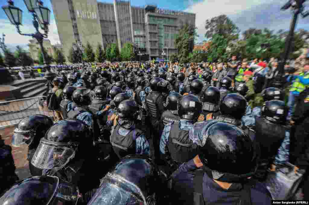 Ranks of riot police were in place to prevent protesters marching along the Boulevard Ring, which skirts central Moscow. 