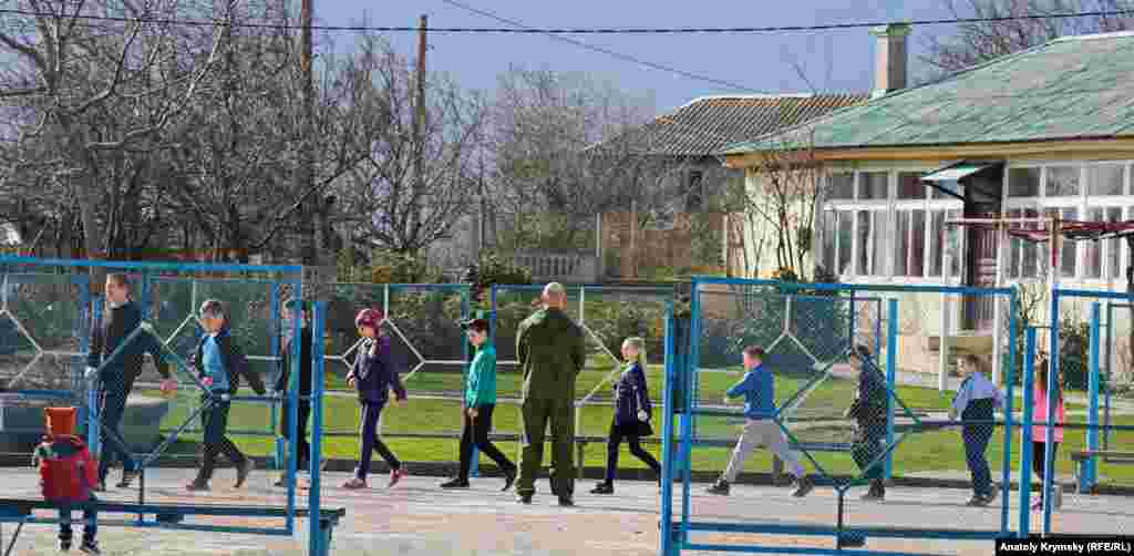 У Вербну неділю козача община Лучистого влаштувала на очах туристів стройової тренаж для юних сільчан. Дітей, виявляється, готували до чергових дорослих козачих «забав»