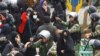 Иранда 4-ноябрда көчөгө митингге чыккандарды полиция кууп таратты. Тегеран, 2009-ж.