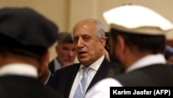 آرشیف، زلمی خلیلزاد نماینده ویژه امریکا برای صلح افغانستان حین صحبت با شماری از افغانها در دوحه. July 08, 2019