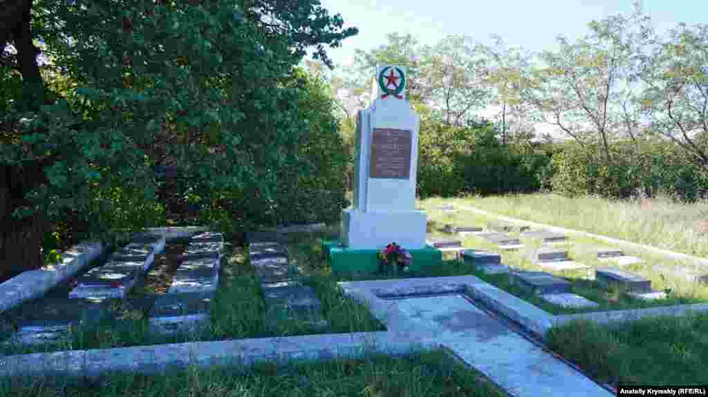 Memorial meydançığı - bu 1944 senenesi Aqmescit hastahanesinde yaralanğanından ölgen sovet askerleriniñ kömülgen yeri. Memorialnıñ tikili taşı qıyışıp qaldı. Daa bir qaç arbiy arqadaş qabrini mezarlıqnıñ içinde körmek mümkün.