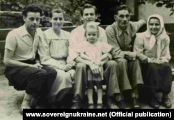 Богдан Сташинський (зліва) із родиною