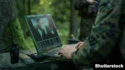 Potrivit NATO și UE, mai multe unități militare GRU desfășoară campanii cibernetice malițioase la nivel internațional și coordonează activitatea unor grupări precum APT28/Fancy Bear, APT44/Sandworm și APT Ember Bear.